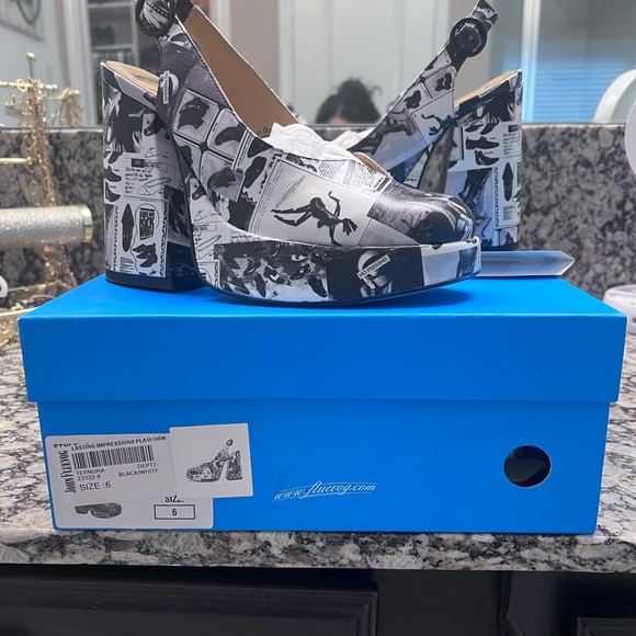 Comic Print Platform Heels - Black and White Graphic Design - Picture 1 of 4